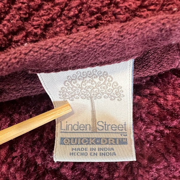 Bathroom Set - burgundy/wine bath rug 2 hand towels & 2 face cloths - Picture 3 of 7